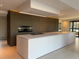 La pose de votre cuisine sur mesure par des professionnels