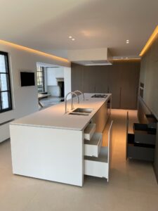 La pose de votre cuisine sur mesure par des professionnels