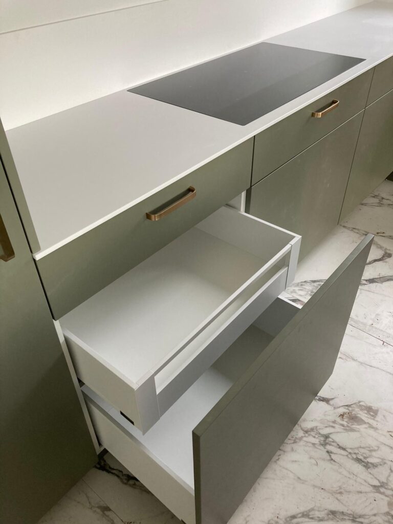 Menuisier spécialisé dans la fabrication et la pose de cuisines sur mesure dans le Brabant Wallon