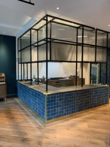 Menuisier spécialisé dans l’aménagement de bureaux et magasins sur mesure