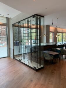 Menuisier spécialisé dans l’aménagement de bureaux et magasins sur mesure