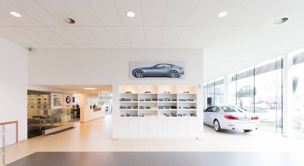 Menuisier spécialisé dans l’aménagement de bureaux et magasins sur mesure