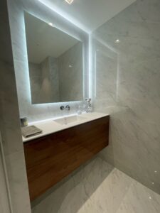 Menuisier spécialisé dans la fabrication et la pose de meubles de salle de bain sur mesure