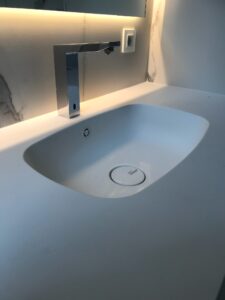 Menuisier spécialisé dans la fabrication et la pose de meubles de salle de bain sur mesure