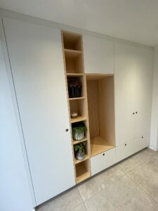 Menuisier spécialisé dans la fabrication et la pose de vestiaire et dressing sur mesure