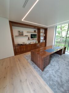 Menuisier spécialisé dans la fabrication et l'installation de meubles sur mesure pour les bureaux dans le Brabant Wallon