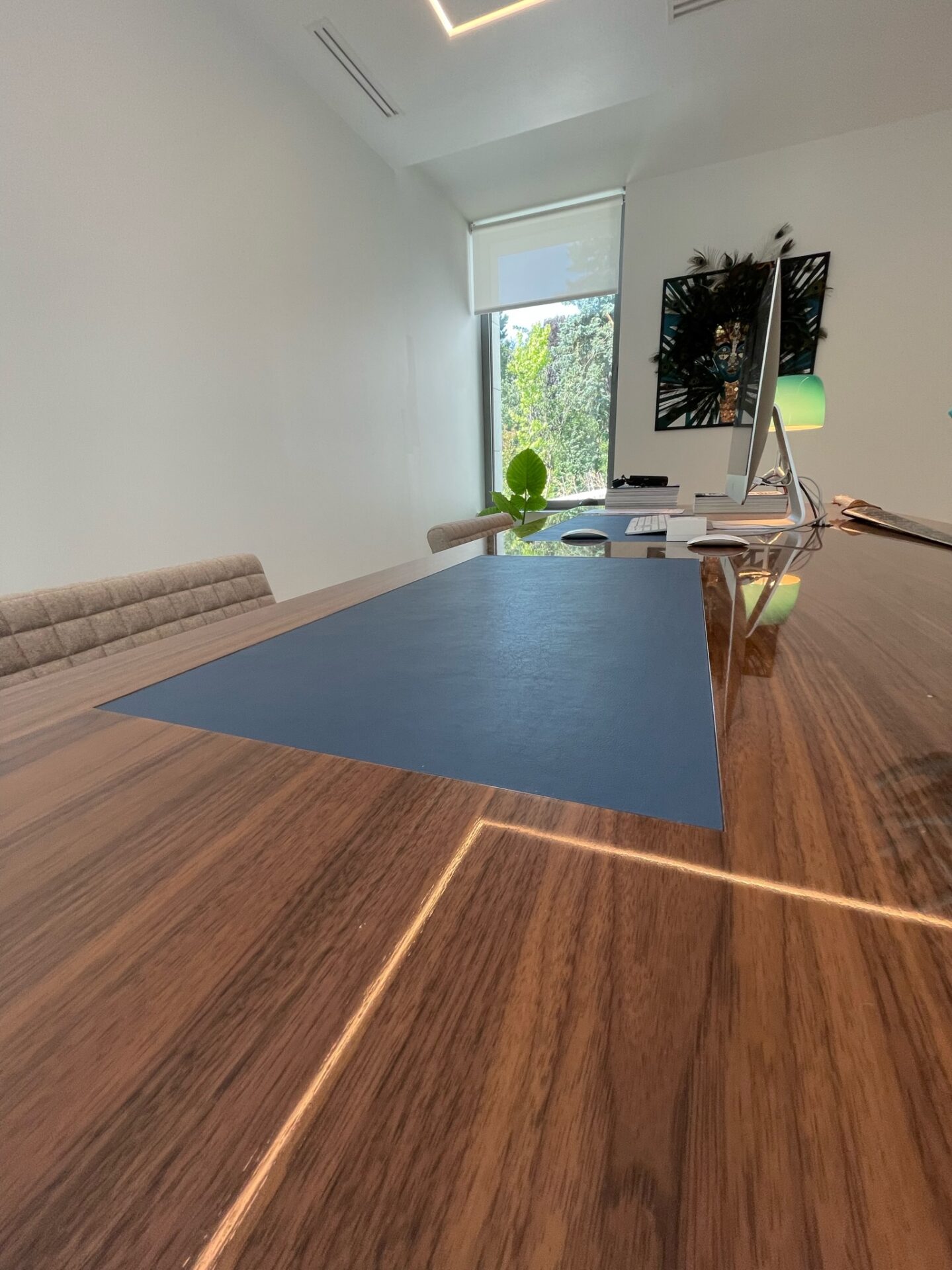 Menuisier spécialisé dans la fabrication et l'installation de meubles sur mesure pour les bureaux dans le Brabant Wallon