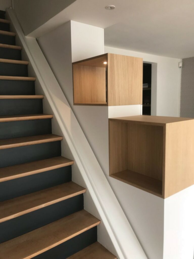 Réalisation d’un meuble de rangement le long d’un escalier en bois